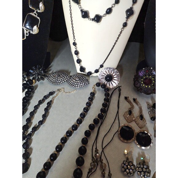 30 Pc Vintage Black Jewelry Lot Sarah Coventry Pin Goth Glam Necklace Reseller - Picture 9 of 9